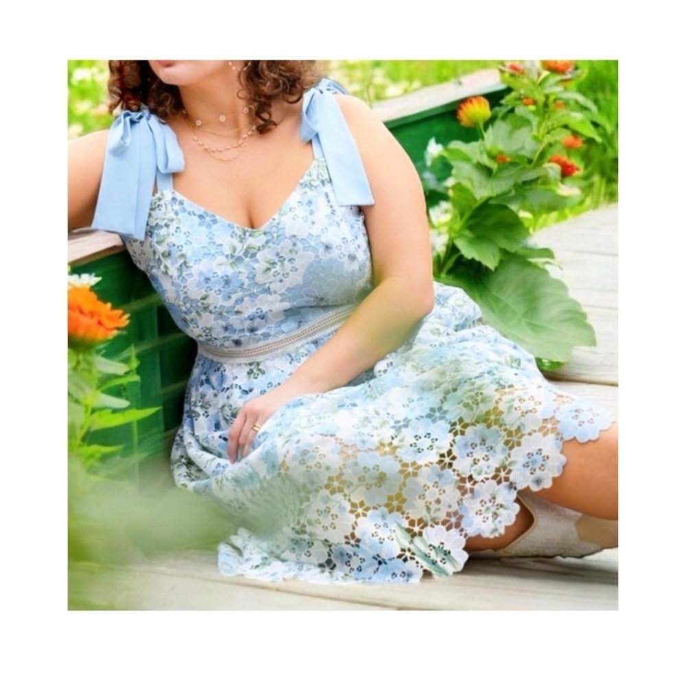 ARULA Floral Lace Midi Dress - Picture 2 of 6